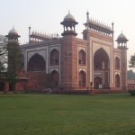 Porte d'entrée sur le jardin du Taj
