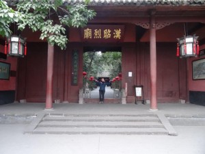 Devant le Wuhou Temple