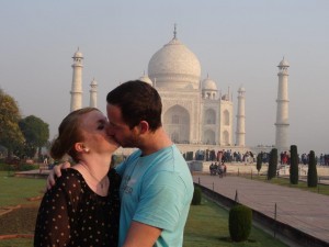Un bisou d'amoureux devant le Taj Mahal