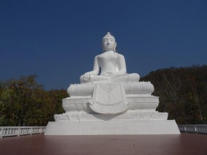 Le bouddha blanc e haut de la montagen