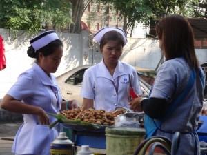 Les infirmières à la sortie du boulot viennent chercher à manger dans la rue