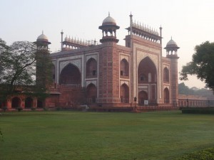 Porte d'entrée sur le jardin du Taj