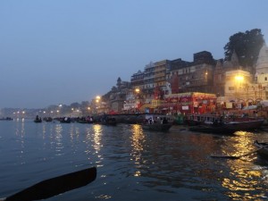 A l'aube, sur le Gange