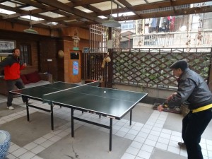 Petite partie de ping-pong avec le papy de l'auberge