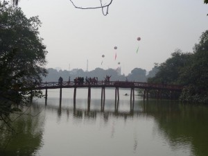 Le pont du soleil levant sur le lac Hoan Kiem