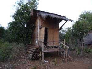 Notre bungalow sur la piste de Sekong à Paksong, au milieu de nulle part !