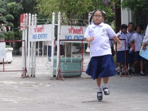 Une écolière dans la cour du Wat Pho