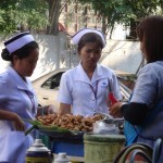Les infirmières à la sortie du boulot viennent chercher à manger dans la rue